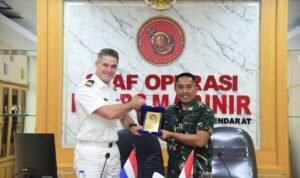 Dispen Kormar TNI Angkatan Laut (Jakarta) Staf Operasi Korps Marinir menerima kunjungan Delegasi Angkatan Darat Kerajaan Belanda di Gedung Agus Soebekti Markas Komando Korps Marinir, Jl. Prajurit KKO Usman dan Harun, No. 40 Jakarta Pusat, Rabu (25/09/2024). Delegasi Angkatan Darat Kerajaan Belanda berjumlah dua orang yaitu Capt Justin Westerdijk, selaku _Extreeme Terrain Warfare Specialist_, Lt Willem Van Geel, selaku _Chief Safety Office_, didamping Col Nobert Moerkens, Athan Kerajaan Belanda untuk Indonesia, dan Ibu Wita Hana Pertiwi Staff Kedutaan. Pabantik Sops Kormar Letkol Marinir Supriyadi saat menyambut Delegasi memperkenalkan visual Profil Korps Marinir dan paparan tentang Perang Hutan Korps Marinir, sementara dari Angkatan Darat Belanda memaparkan tentang Perang di Medan Ekstrim. Dalam pertemuan tersebut masing-masing saling bertukar informasi dan pengalaman serta pengetahuan dalam bidang pertahanan dan keamanan. Selain itu, merupakan salah satu wahana untuk membangun kerja sama yang baik antara Angkatan Laut Indonesia khususnya Korps Marinir, dengan Angkatan Darat Kerajaan Belanda. Dispen Kormar TNI Angkatan Laut (Jakarta) Staf Operasi Korps Marinir menerima kunjungan Delegasi Angkatan Darat Kerajaan Belanda di Gedung Agus Soebekti Markas Komando Korps Marinir, Jl. Prajurit KKO Usman dan Harun, No. 40 Jakarta Pusat, Rabu (25/09/2024). Delegasi Angkatan Darat Kerajaan Belanda berjumlah dua orang yaitu Capt Justin Westerdijk, selaku _Extreeme Terrain Warfare Specialist_, Lt Willem Van Geel, selaku _Chief Safety Office_, didamping Col Nobert Moerkens, Athan Kerajaan Belanda untuk Indonesia, dan Ibu Wita Hana Pertiwi Staff Kedutaan. Pabantik Sops Kormar Letkol Marinir Supriyadi saat menyambut Delegasi memperkenalkan visual Profil Korps Marinir dan paparan tentang Perang Hutan Korps Marinir, sementara dari Angkatan Darat Belanda memaparkan tentang Perang di Medan Ekstrim. Dalam pertemuan tersebut masing-masing saling bertukar informasi dan pengalaman serta pengetahuan dalam bidang pertahanan dan keamanan. Selain itu, merupakan salah satu wahana untuk membangun kerja sama yang baik antara Angkatan Laut Indonesia khususnya Korps Marinir, dengan Angkatan Darat Kerajaan Belanda.