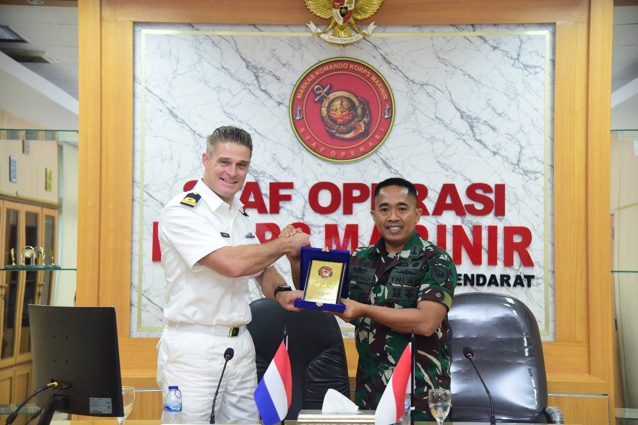 Dispen Kormar TNI Angkatan Laut (Jakarta) Staf Operasi Korps Marinir menerima kunjungan Delegasi Angkatan Darat Kerajaan Belanda di Gedung Agus Soebekti Markas Komando Korps Marinir, Jl. Prajurit KKO Usman dan Harun, No. 40 Jakarta Pusat, Rabu (25/09/2024). Delegasi Angkatan Darat Kerajaan Belanda berjumlah dua orang yaitu Capt Justin Westerdijk, selaku _Extreeme Terrain Warfare Specialist_, Lt Willem Van Geel, selaku _Chief Safety Office_, didamping Col Nobert Moerkens, Athan Kerajaan Belanda untuk Indonesia, dan Ibu Wita Hana Pertiwi Staff Kedutaan. Pabantik Sops Kormar Letkol Marinir Supriyadi saat menyambut Delegasi memperkenalkan visual Profil Korps Marinir dan paparan tentang Perang Hutan Korps Marinir, sementara dari Angkatan Darat Belanda memaparkan tentang Perang di Medan Ekstrim. Dalam pertemuan tersebut masing-masing saling bertukar informasi dan pengalaman serta pengetahuan dalam bidang pertahanan dan keamanan. Selain itu, merupakan salah satu wahana untuk membangun kerja sama yang baik antara Angkatan Laut Indonesia khususnya Korps Marinir, dengan Angkatan Darat Kerajaan Belanda.