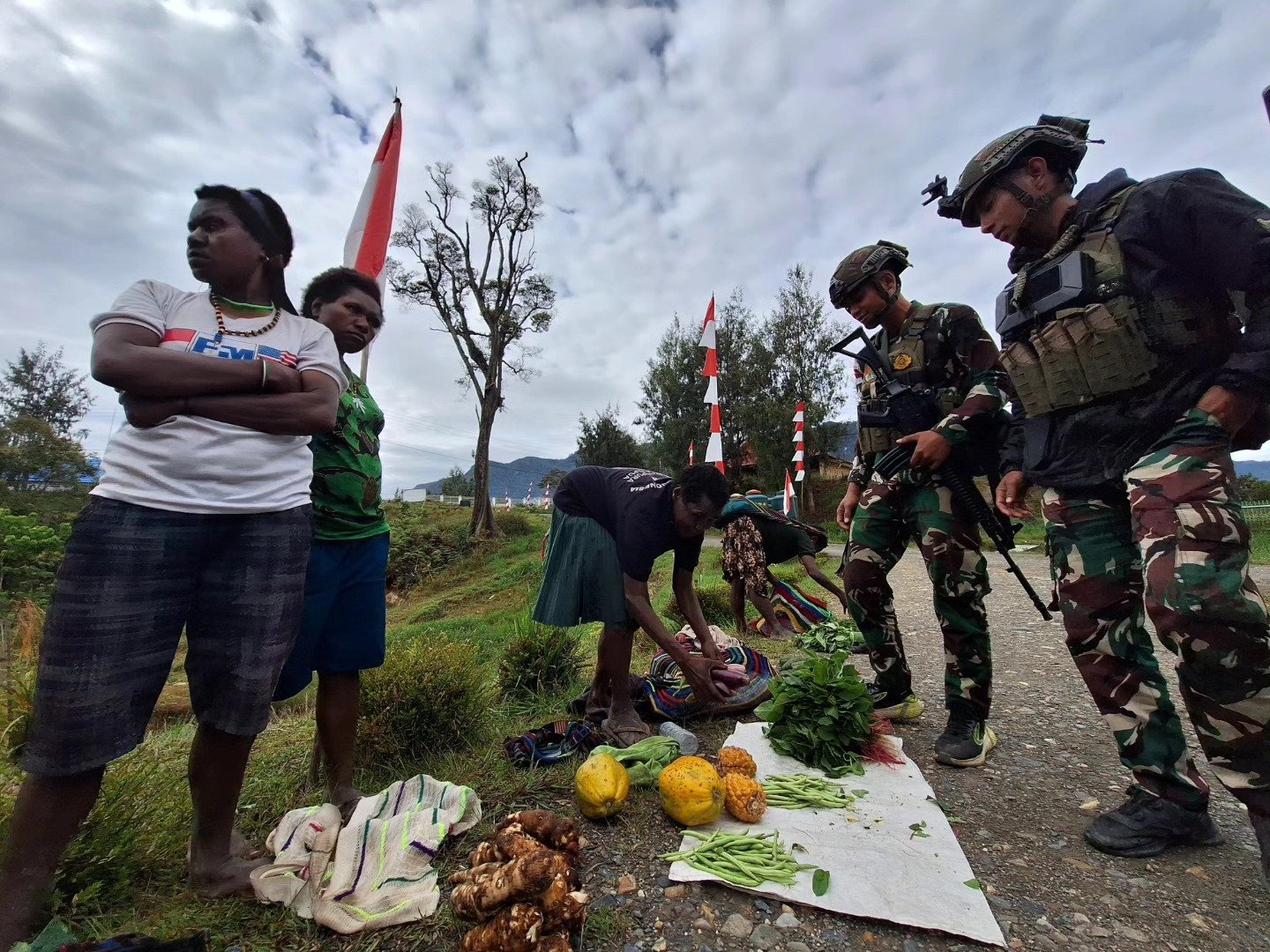 Satgas Yonif 509 Kostrad Bantu Borong Hasil Tani Sebagai Wujud Keakraban dengan Masyarakat Papua