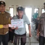 Polsek Kawali Polres Ciamis Awasi Penyaluran BLT DD ke Warga Desa Lumbungsari