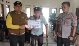 Polsek Kawali Polres Ciamis Awasi Penyaluran BLT DD ke Warga Desa Lumbungsari