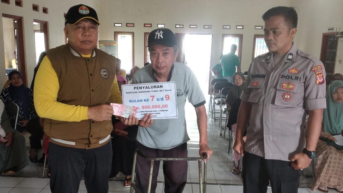 Polsek Kawali Polres Ciamis Awasi Penyaluran BLT DD ke Warga Desa Lumbungsari