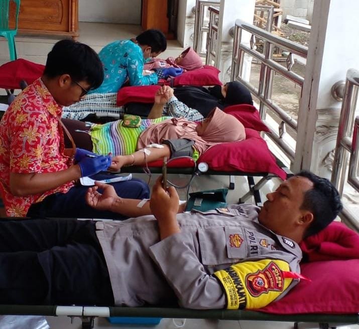Polsek Cikoneng Polres Ciamis Monitoring dan Ikut Donor Darah di Desa Cikoneng
