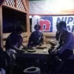 Perkuat Sinergitas, Polsek Cikoneng Polres Ciamis Beri Binluh ke Warga Cihideung 1 Saat Ngeronda