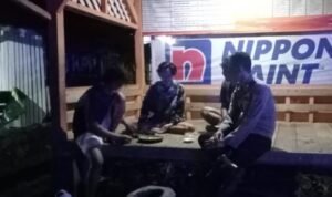 Perkuat Sinergitas, Polsek Cikoneng Polres Ciamis Beri Binluh ke Warga Cihideung 1 Saat Ngeronda