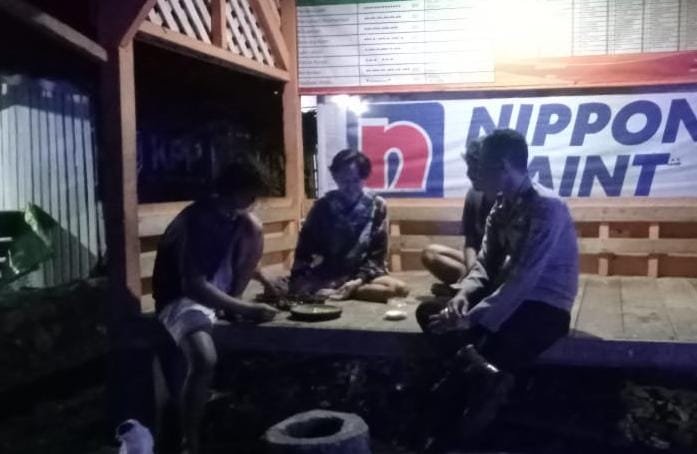 Perkuat Sinergitas, Polsek Cikoneng Polres Ciamis Beri Binluh ke Warga Cihideung 1 Saat Ngeronda