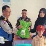 Polsek Cikoneng Polres Ciamis Monitoring Pembagian Bantuan Makanan Bergizi di Desa Sindangkasih