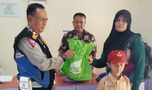 Polsek Cikoneng Polres Ciamis Monitoring Pembagian Bantuan Makanan Bergizi di Desa Sindangkasih