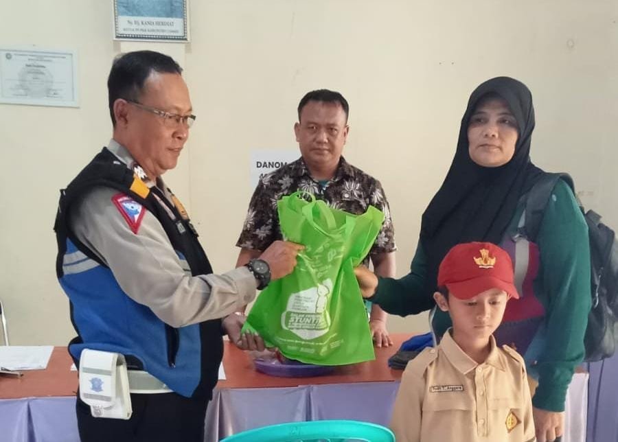 Polsek Cikoneng Polres Ciamis Monitoring Pembagian Bantuan Makanan Bergizi di Desa Sindangkasih