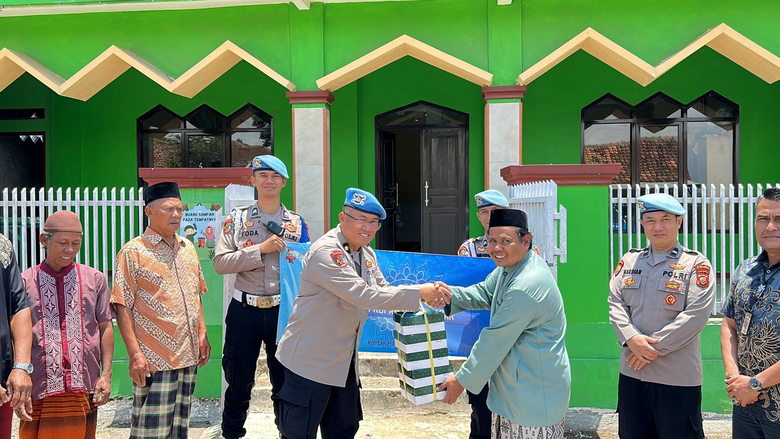 Jum’ at Berkah Bid Propam Polda Jabar di Masjid Jami Al-Barokah Kampung Haurcucuk, Kelurahan Sumbersari, Kecamatan Ciparay Kabupaten Bandung