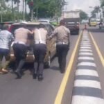 Aksi Humanis Anggota Sat Lantas Polres Ciamis Evakusi Mobil