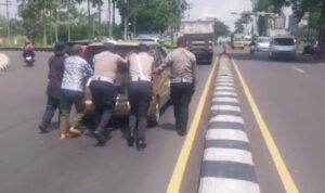 Aksi Humanis Anggota Sat Lantas Polres Ciamis Evakusi Mobil