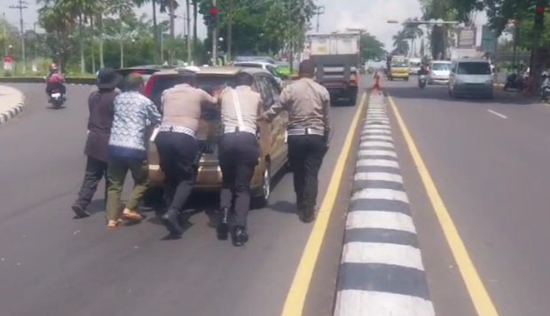 Aksi Humanis Anggota Sat Lantas Polres Ciamis Evakusi Mobil