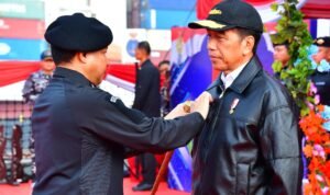 Panglima TNI Sematkan Brevet Kehormatan Hiu Kencana Kepada Presiden RI di atas KRI RJW-992