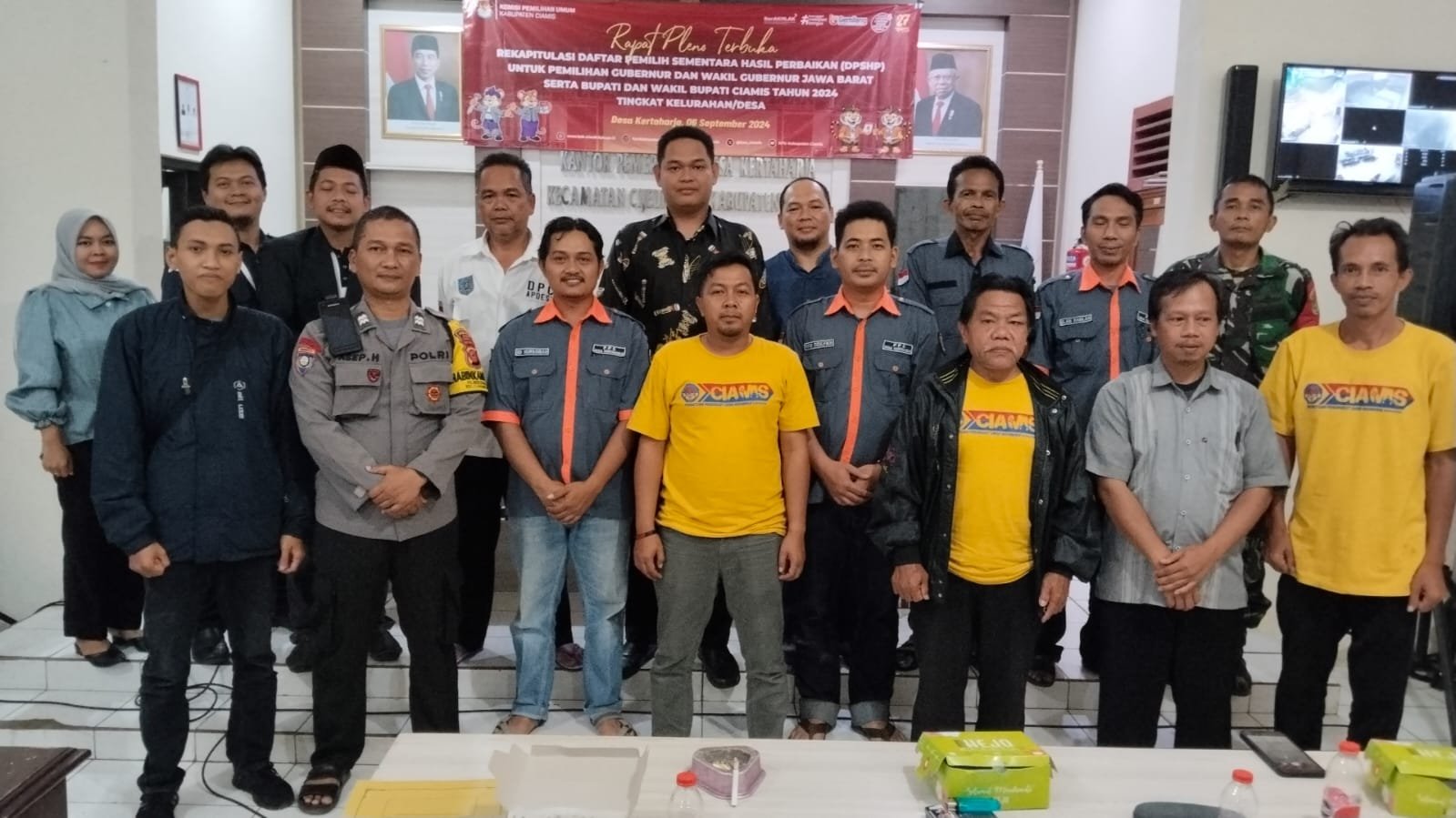 Polsek Cijeungjing Polres Ciamis Bersiaga di Proses Pleno DPSHP Pilkada 2024 di Desa Kertaharja