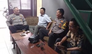Datangi Kantor Desa Jelat, Anggota Polsek Ciamis Koorkom Kamtibmas Jelang Pilkada Serentak Datangi Kantor Desa Jelat, Anggota Polsek Ciamis Koorkom Kamtibmas Jelang Pilkada Serentak