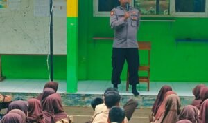 Police Go To School, Polsek Cisaga Polres Ciamis Beri Penyuluhan ke Siswa di MI 2 Cisaga