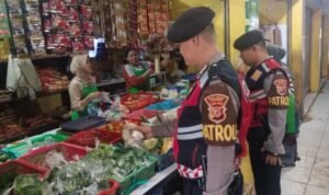 Jaga Stabilisasi Harga, Sat Samapta Polres Ciamis Patroli Bahan Pokok di Pasar Manis Ciamis