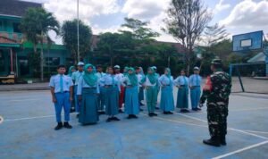 Tanamkan Kedisiplinan Di Sekolah, Serma Kamali Latih PBB Siswa Siswi SMPN 01 Gandusari