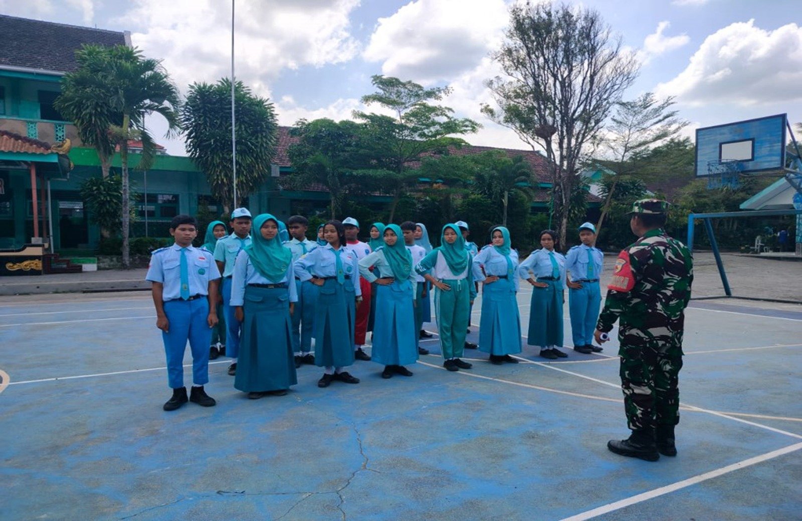 Tanamkan Kedisiplinan Di Sekolah, Serma Kamali Latih PBB Siswa Siswi SMPN 01 Gandusari