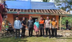 Polsek Cikoneng Sambang ke Desa Sindangsari Dalam Rangka Cooling System