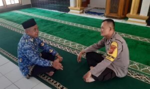 Polsek Sukadana Jaga Kondusifitas Dengan Sambang ke Kantor Desa