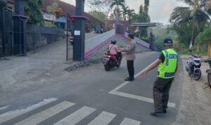 Pelayanan Masyarakat Polsek Sukadana Polres Ciamis Bantu Anak Menyebrang di Area Sekolah