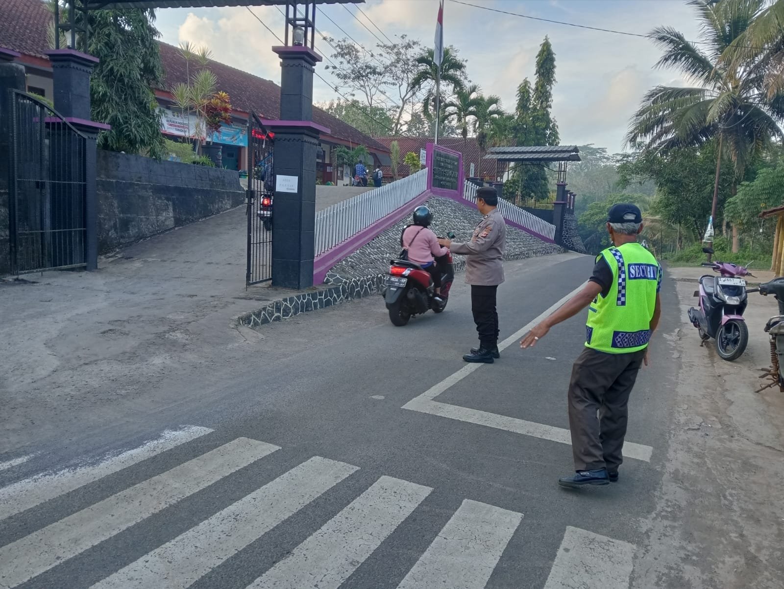 Pelayanan Masyarakat Polsek Sukadana Polres Ciamis Bantu Anak Menyebrang di Area Sekolah