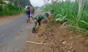 Kompak, Serka Romadhon Bersama Warga Jambepawon Kerja Bakti Bersihkan Lingkungan
