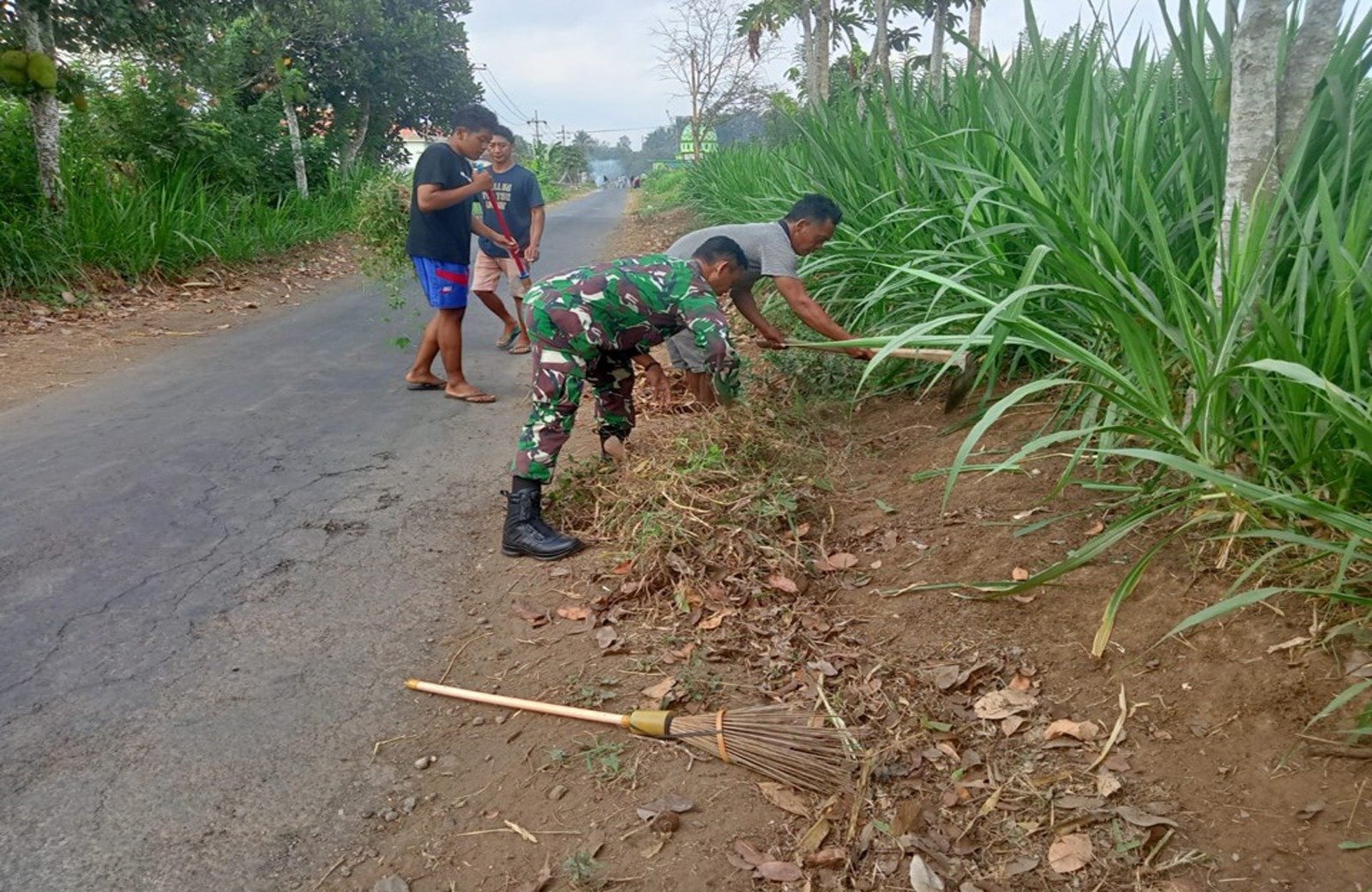 Kompak, Serka Romadhon Bersama Warga Jambepawon Kerja Bakti Bersihkan Lingkungan