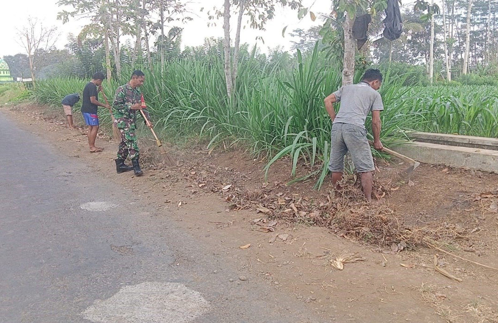 Kompak, Serka Romadhon Bersama Warga Jambepawon Kerja Bakti Bersihkan Lingkungan