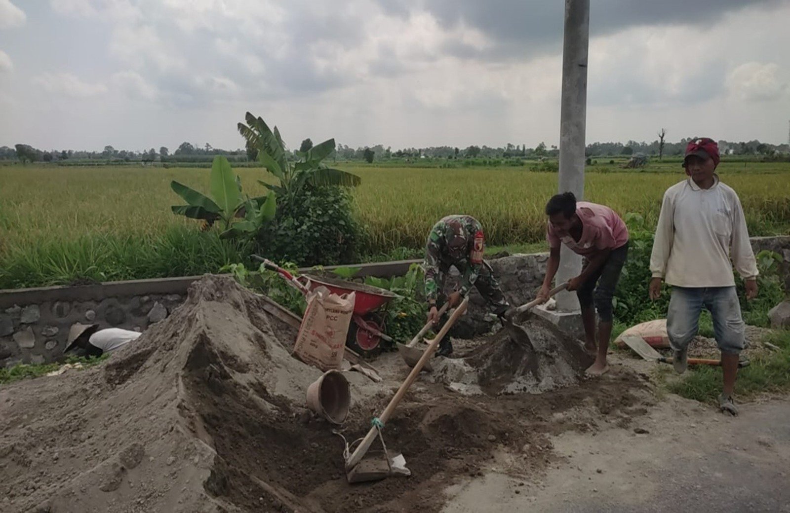 Serda Didit Dukung Produktivitas Pertanian Melalui Kerja Bakti Pembangunan Parit Saluran Irigasi