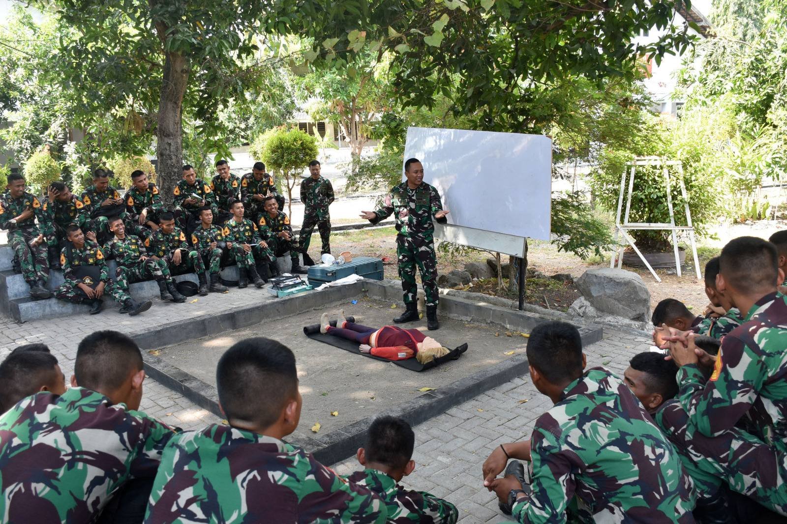 Tingkatkan Profesionalisme, Prajurit Yonif 5 Marinir Bersama Taruna AAL Korps Marinir Perdalam Materi Keslap Dan Intelijen