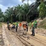 Satgas Yonarmed 11 Kostrad dan Warga Gotong Royong Perbaiki Jalan Rusak di Desa Seikaduyan Taka