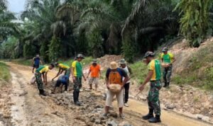 Satgas Yonarmed 11 Kostrad dan Warga Gotong Royong Perbaiki Jalan Rusak di Desa Seikaduyan Taka