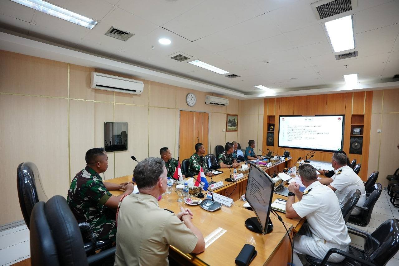Dispen Kormar TNI Angkatan Laut (Jakarta) Staf Operasi Korps Marinir menerima kunjungan Delegasi Angkatan Darat Kerajaan Belanda di Gedung Agus Soebekti Markas Komando Korps Marinir, Jl. Prajurit KKO Usman dan Harun, No. 40 Jakarta Pusat, Rabu (25/09/2024).
Delegasi Angkatan Darat Kerajaan Belanda berjumlah dua orang yaitu Capt Justin Westerdijk, selaku _Extreeme Terrain Warfare Specialist_, Lt Willem Van Geel, selaku _Chief Safety Office_, didamping Col Nobert Moerkens, Athan Kerajaan Belanda untuk Indonesia, dan Ibu Wita Hana Pertiwi Staff Kedutaan.
Pabantik Sops Kormar Letkol Marinir Supriyadi saat menyambut Delegasi memperkenalkan visual Profil Korps Marinir dan paparan tentang Perang Hutan Korps Marinir, sementara dari Angkatan Darat Belanda memaparkan tentang Perang di Medan Ekstrim.
Dalam pertemuan tersebut masing-masing saling bertukar informasi dan pengalaman serta pengetahuan dalam bidang pertahanan dan keamanan. Selain itu, merupakan salah satu wahana untuk membangun kerja sama yang baik antara Angkatan Laut Indonesia khususnya Korps Marinir, dengan Angkatan Darat Kerajaan Belanda.