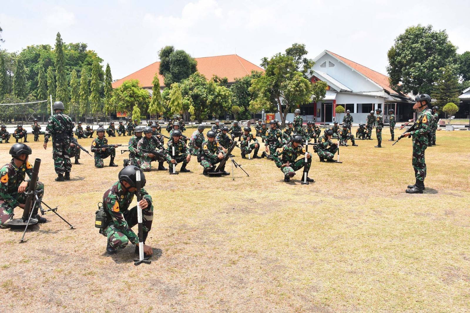 Prajurit Yonif 5 Marinir Beri Pembekalan Kepada Taruna AAL Korps Marinir Dengan Materi Senbanif