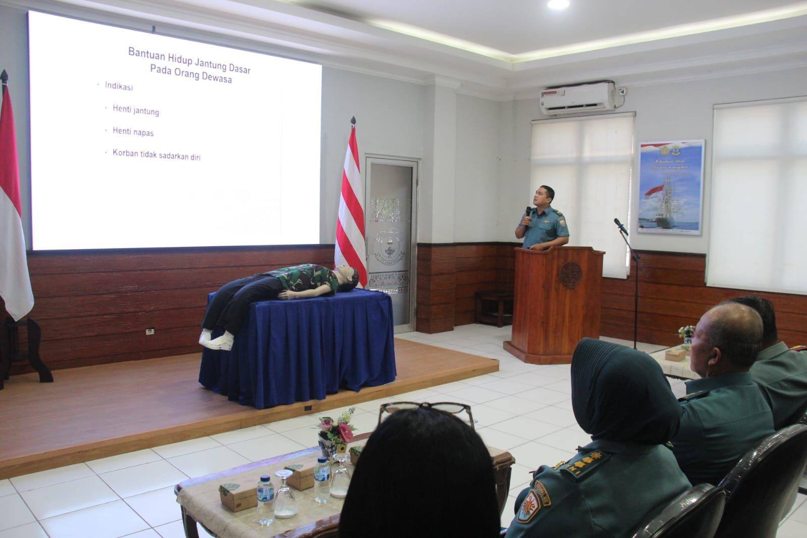 Cegah Penyebaran Monkey Pox dan Penyakit Jantung Prajurit Yonmarhanlan VII Kupang Ikuti Sosialisasi Kesehatan