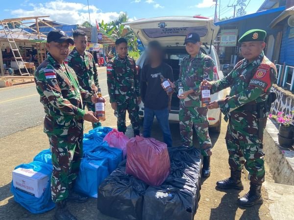 Satgas Pamtas Yonarmed 11 Kostrad Gagalkan Penyelundupan Ratusan Kaleng dan Botol Minuman Keras di Perbatasan Nunukan