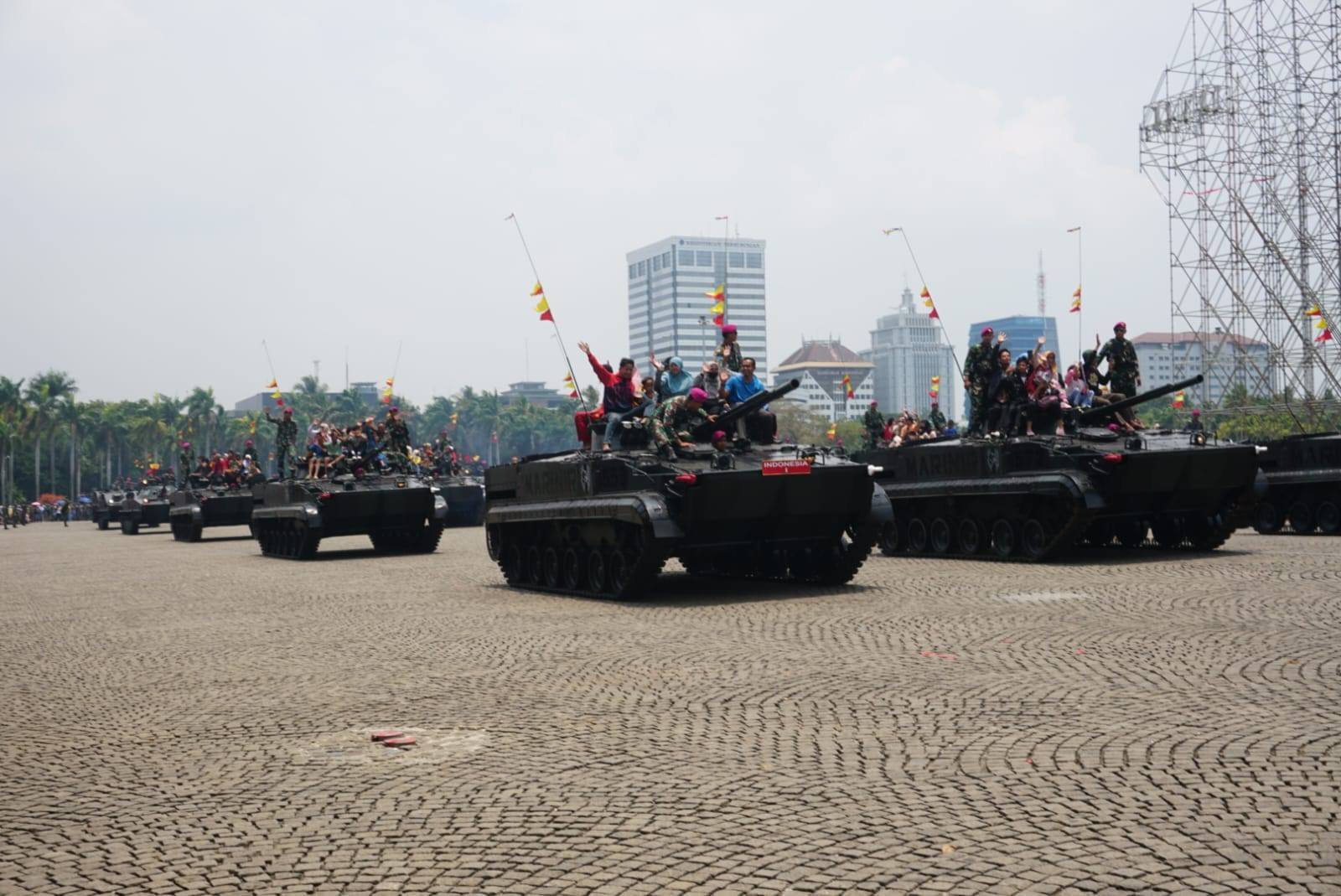 Derap Langkah Penuh Semangat, Prajurit Brigif 1 Marinir Berlatih Bela Diri Taktis (BDT) Dan Parade Langkah Deifile.