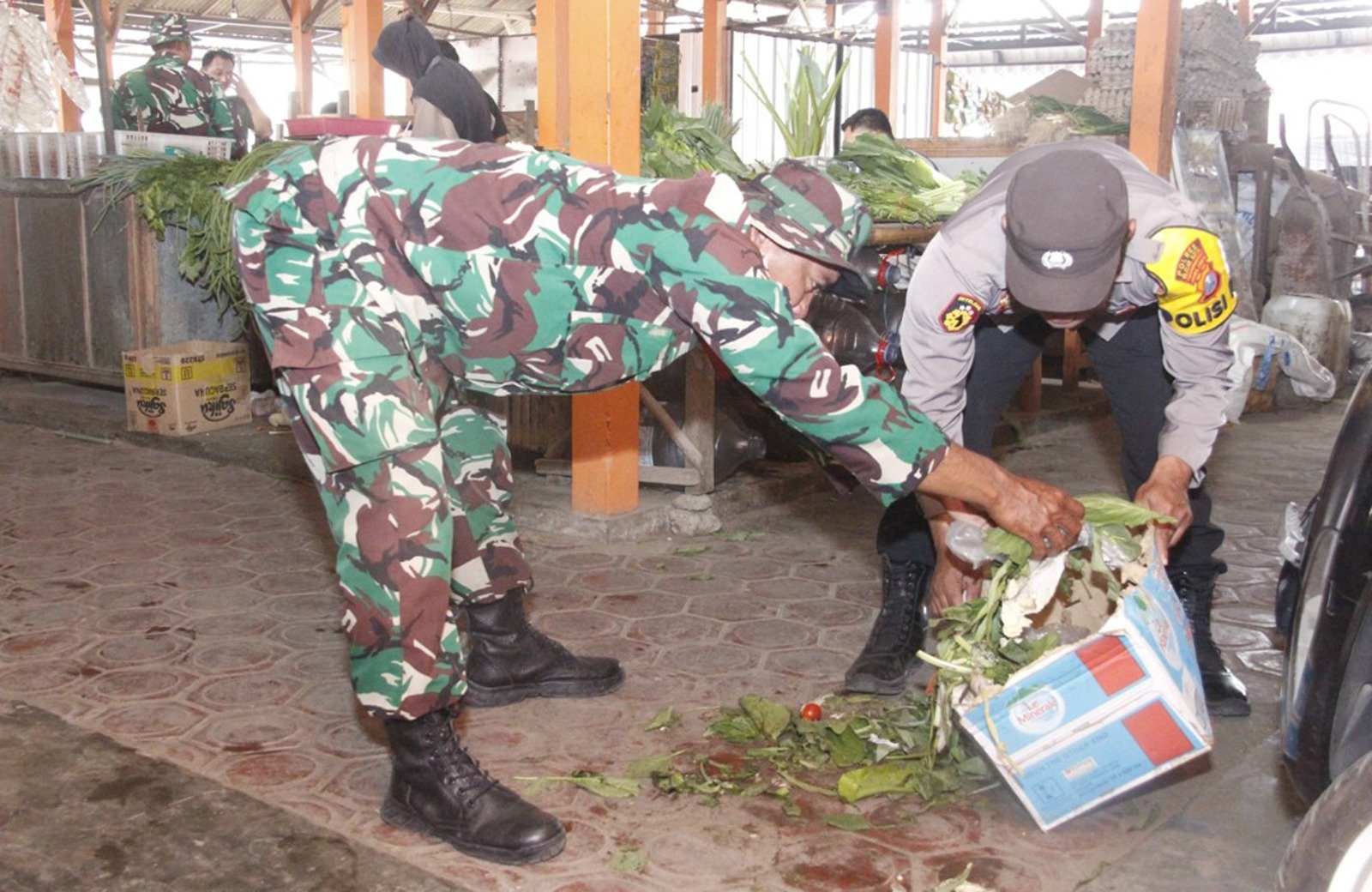 Kegiatan Karya Bakti Pembersihan Pasar Templek Sambut HUT KE-79 TNI di Desa Karanggayam