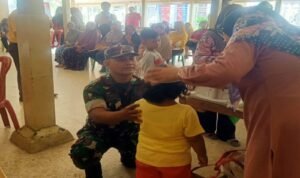 Dukung Balita Sehat, Serda Mariyanto Dampingi Petugas Kesehatan Berikan Layanan Posyandu