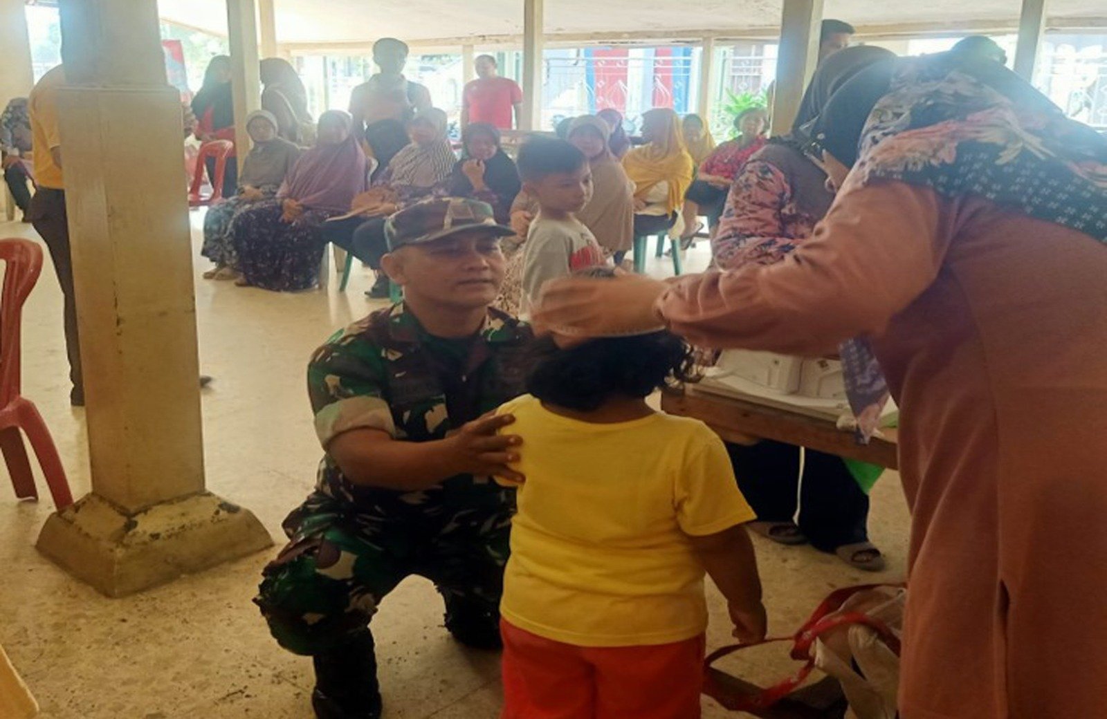 Dukung Balita Sehat, Serda Mariyanto Dampingi Petugas Kesehatan Berikan Layanan Posyandu