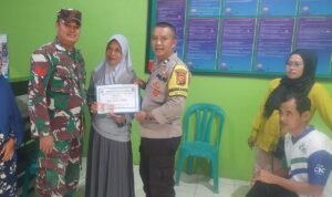 Polsek Cipaku Polres Ciamis Terjunkan Personel Amankan Penyaluran BLT DD di Desa Jalatrang