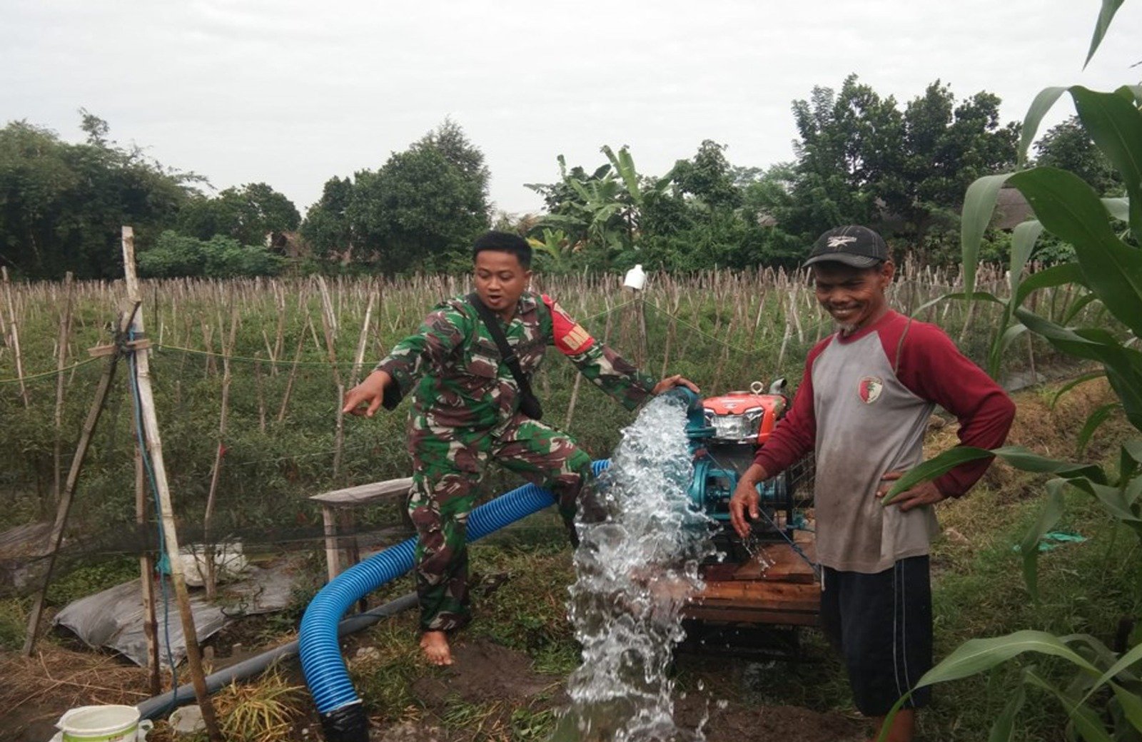 Melalui Program Pompanisasi, Babinsa Desa Kebunduren bantu Petani Mengairi Sawah