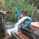 Melalui Program Pompanisasi, Babinsa Desa Kebunduren bantu Petani Mengairi Sawah