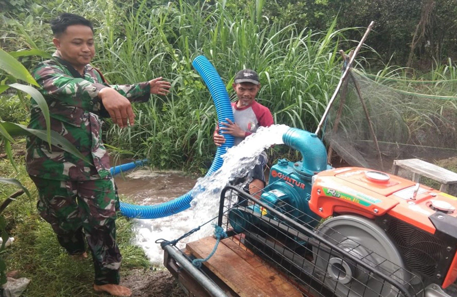 Melalui Program Pompanisasi, Babinsa Desa Kebunduren bantu Petani Mengairi Sawah