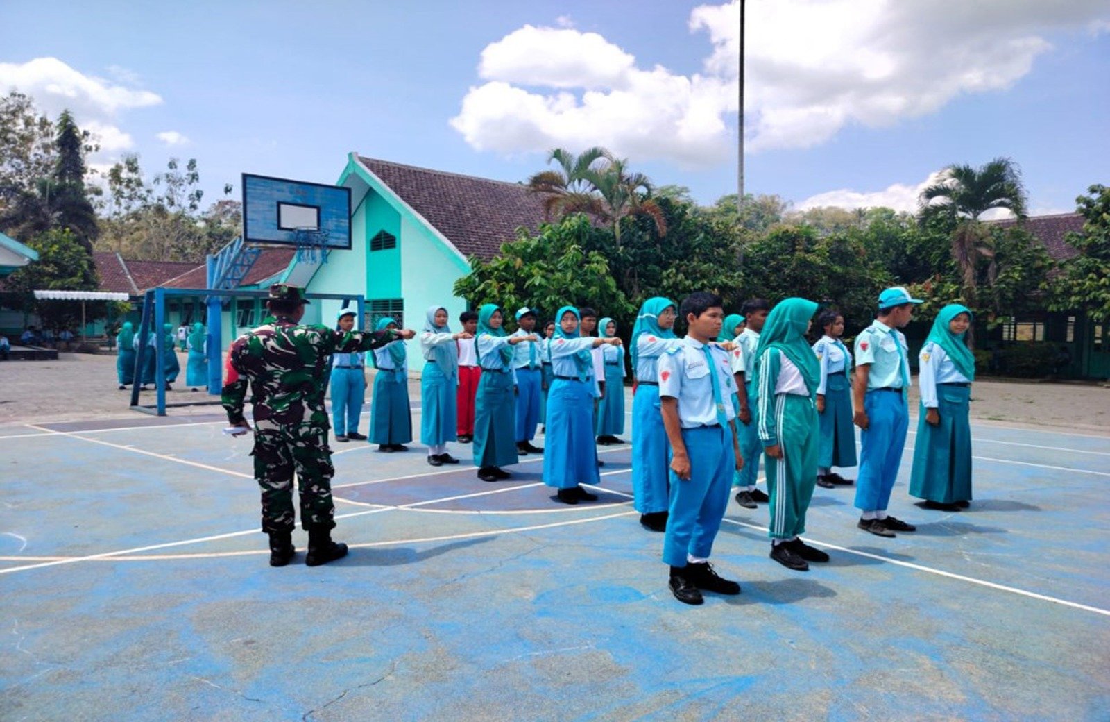 Tanamkan Kedisiplinan Di Sekolah, Serma Kamali Latih PBB Siswa Siswi SMPN 01 Gandusari