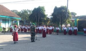 Upacara Senin, Babinsa Serda Edi Prasetyo Jadi Inspektur Upacara Di SDN Kaweron 2
