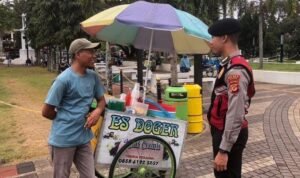 Satuan Samapta Polres Ciamis Patroli Jalan Kaki di Alun Alun Ciamis Beri Imbauan Kamtibmas Satuan Samapta Polres Ciamis Patroli Jalan Kaki di Alun Alun Ciamis Beri Imbauan Kamtibmas